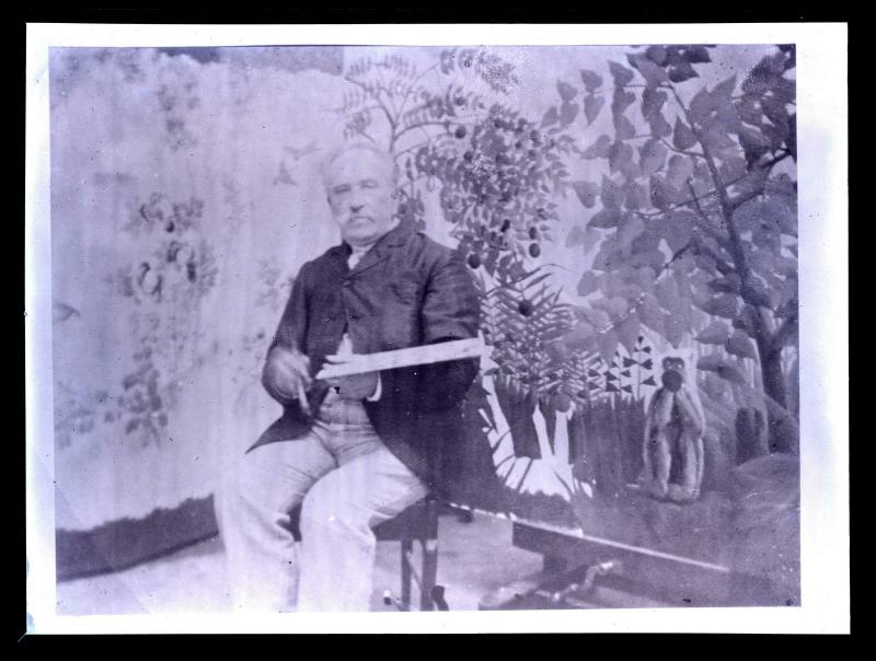 Reproduction d'un portrait photographique d'Henri Rousseau - Centre ...