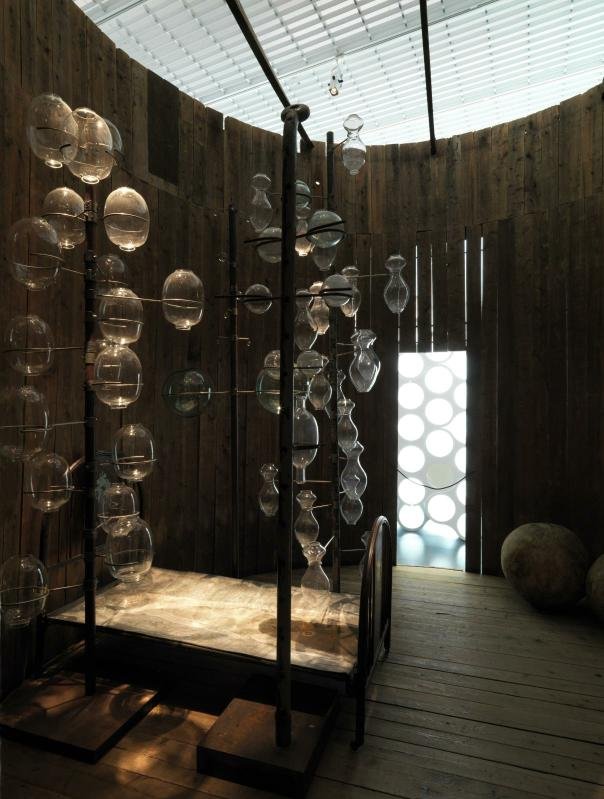 Louise Bourgeois, Precious Liquids 1992 