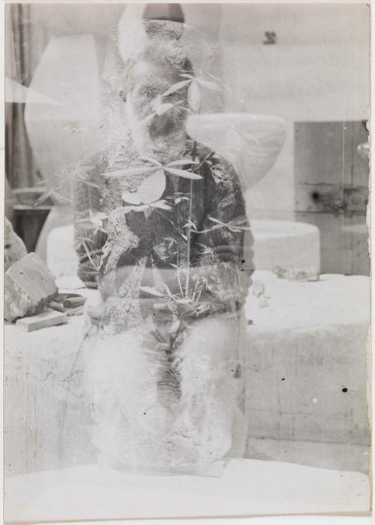 Constantin Brancusi, Autoportrait dans l'atelier : les Colonnes sans fin de I à IV, Le Poisson (1930), Leda (1926), en surimpression avec le tronc de marronnier aux rejets vers 1934 