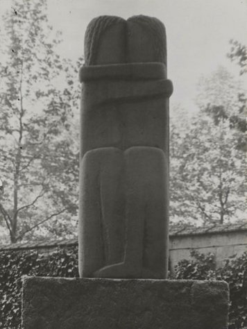 Constantin Brancusi, Le Baiser (1909), cimetière du Montparnasse après décembre 1910 