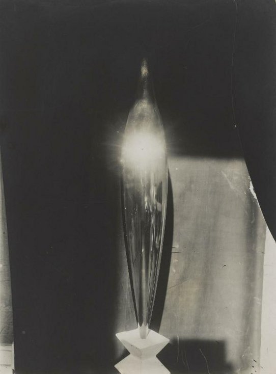 Constantin Brancusi, L'Oiseau d'or, bronze poli (1919) vers 1919 