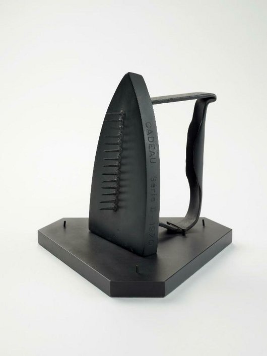 Man Ray (Emmanuel Radnitzky, dit), Cadeau 1921 / 1970