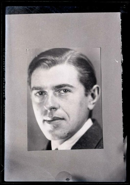 Man Ray (Emmanuel Radnitzky, dit), Reproduction d'une photographie de René Magritte 1934