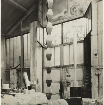 Constantin Brancusi, Vue d'ensemble de l'atelier : Le Baiser, pilastre (v. 1919), La Colonne sans fin I (v. 1925), L'Oiseau dans l'espace, marbre blanc (1925), Colonnes du Baiser (1916-1917) 1926 